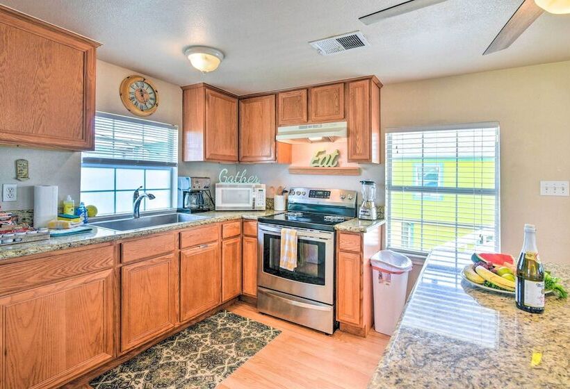 Vibrant Freeport Home W/ Patio, Walk To Beaches