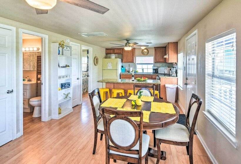 Vibrant Freeport Home W/ Patio, Walk To Beaches