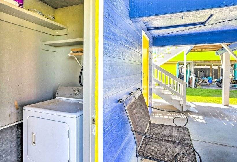 Vibrant Freeport Home W/ Patio, Walk To Beaches