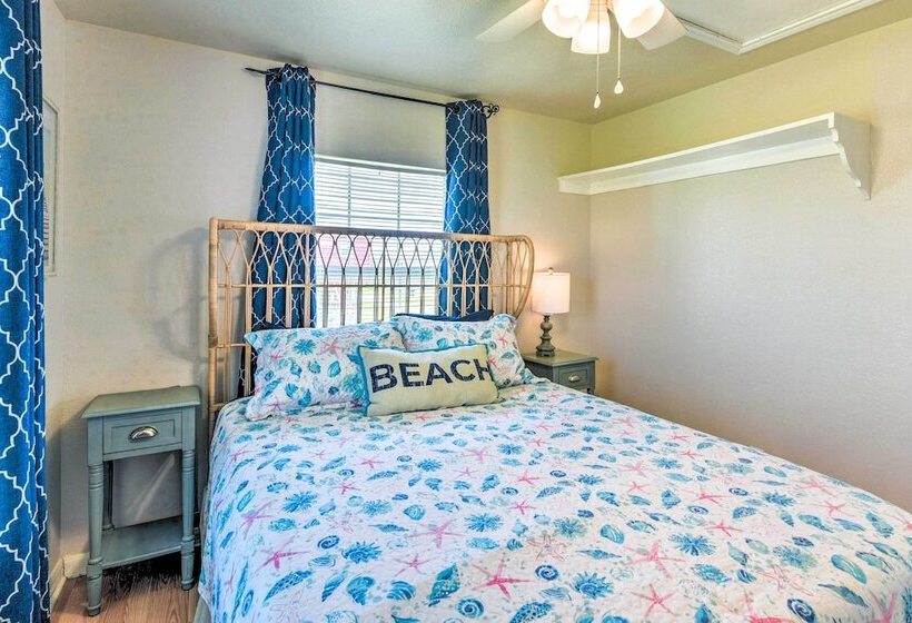 Vibrant Freeport Home W/ Patio, Walk To Beaches