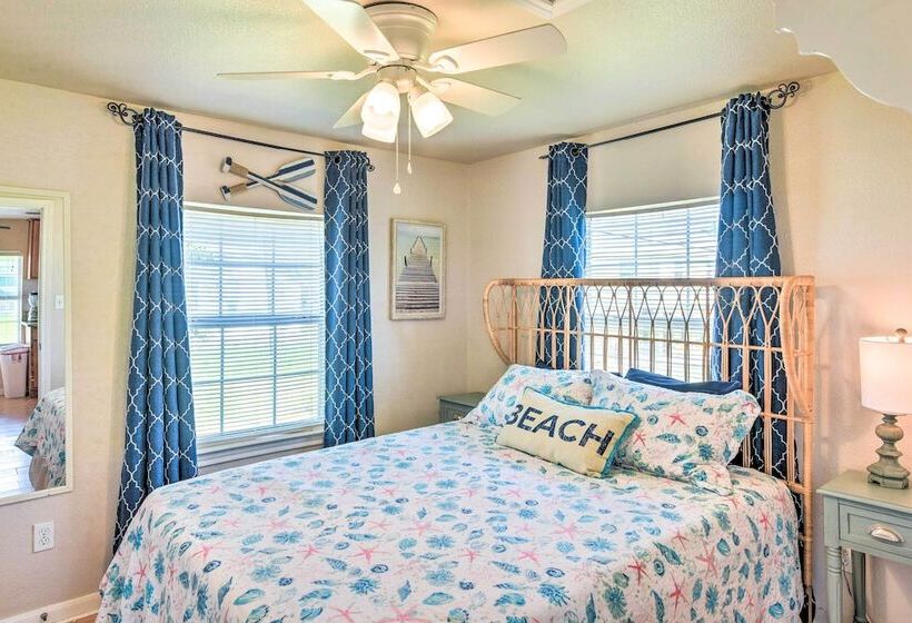 Vibrant Freeport Home W/ Patio, Walk To Beaches