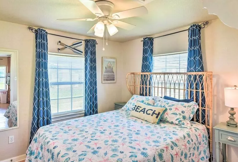 Vibrant Freeport Home W/ Patio, Walk To Beaches