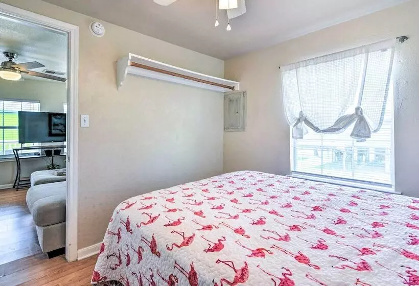 Vibrant Freeport Home W/ Patio, Walk To Beaches