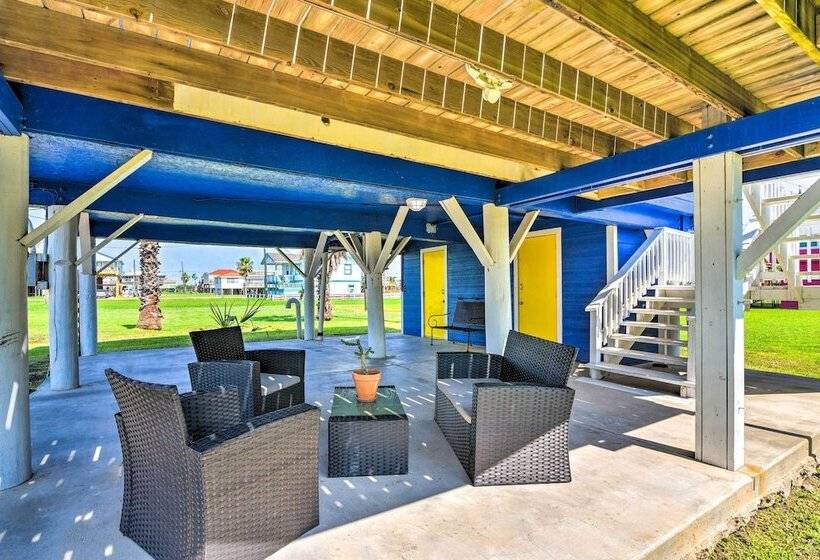 Vibrant Freeport Home W/ Patio, Walk To Beaches