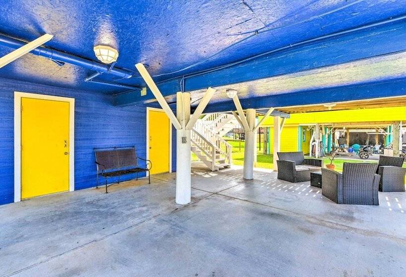 Vibrant Freeport Home W/ Patio, Walk To Beaches