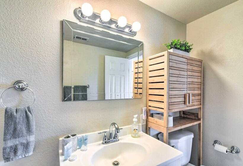 Vibrant Freeport Home W/ Patio, Walk To Beaches