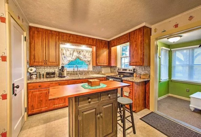 Whimsical Lancaster House W/porch, Near Amish Farm