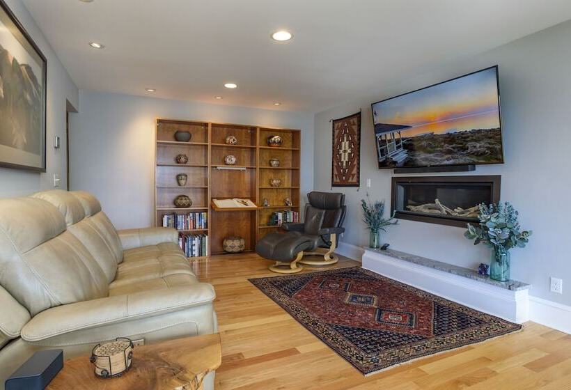 Bayfront Gem W/ Amazing Water Views + Pond!