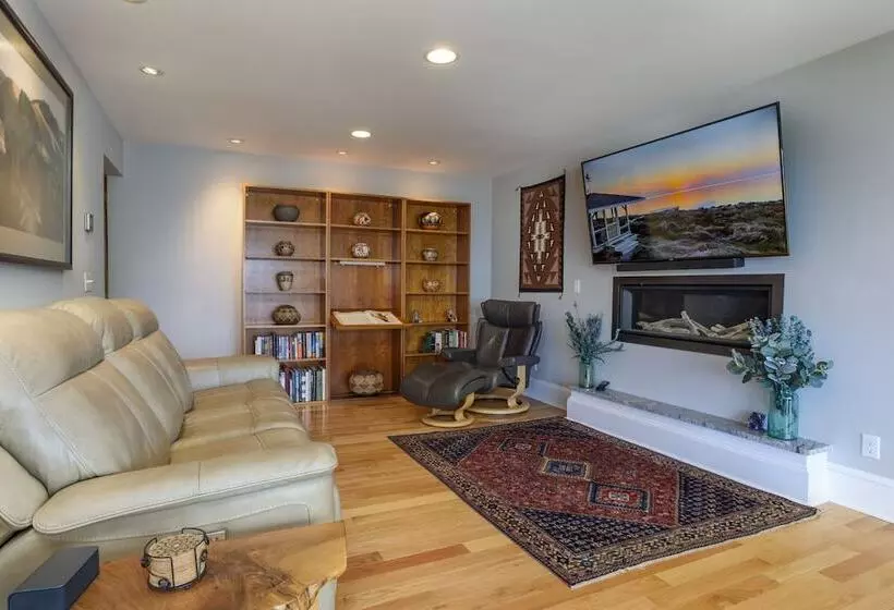 Bayfront Gem W/ Amazing Water Views + Pond!