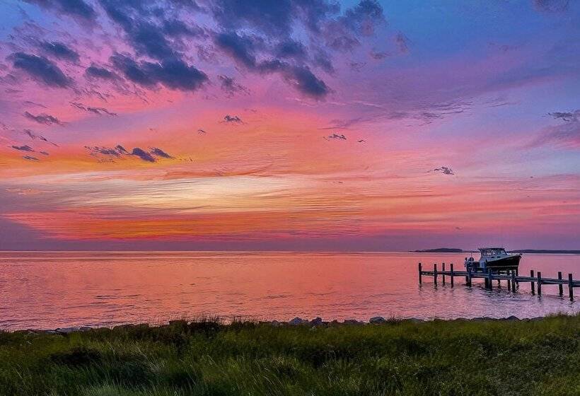 Bayfront Gem W/ Amazing Water Views + Pond!