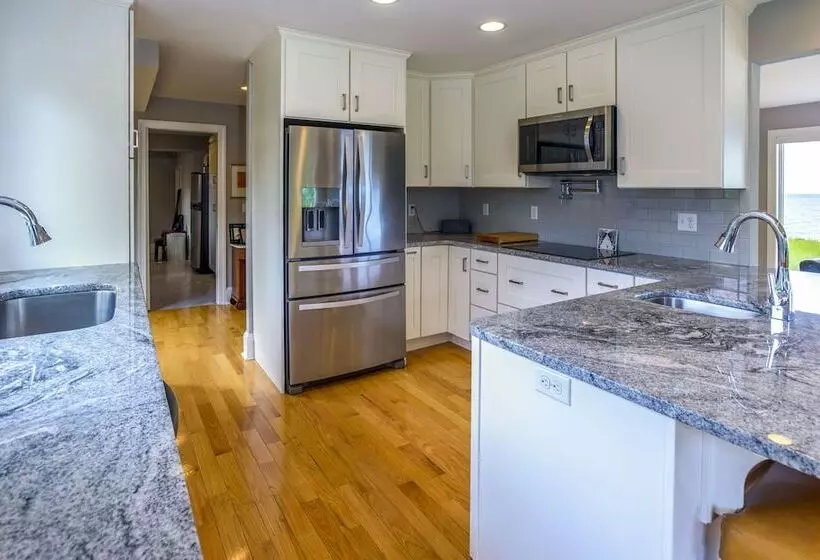 Bayfront Gem W/ Amazing Water Views + Pond!