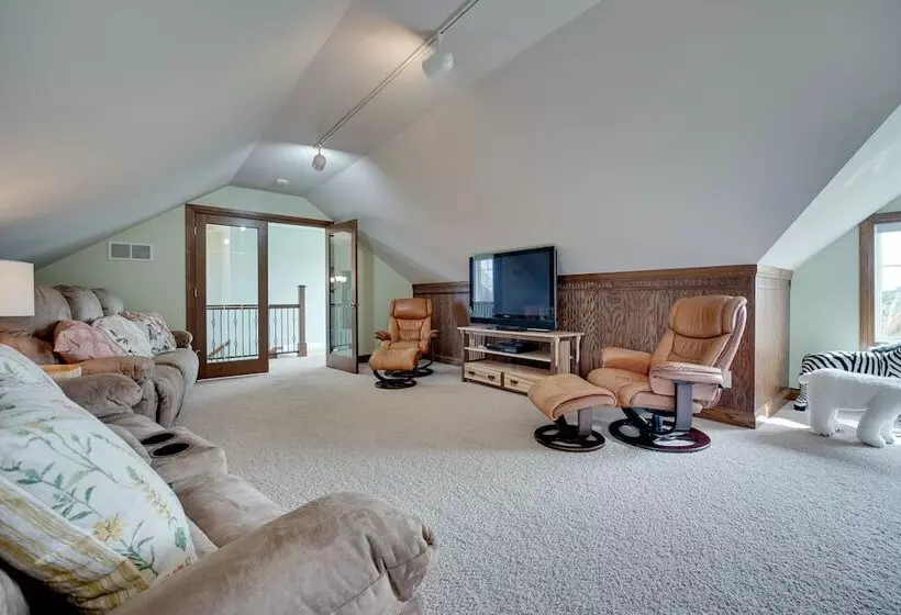 Blue Birds Perch: Stunning Home On Private Hilltop