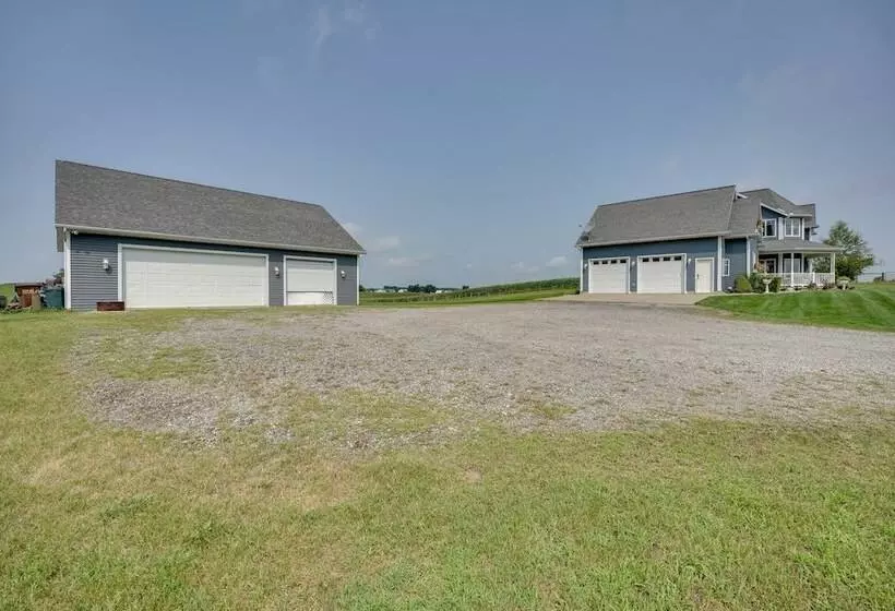 Blue Birds Perch: Stunning Home On Private Hilltop