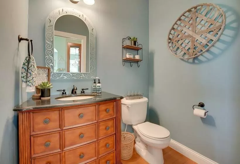 Blue Birds Perch: Stunning Home On Private Hilltop