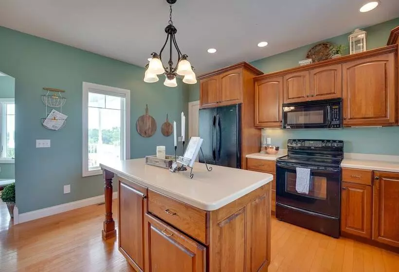 Blue Birds Perch: Stunning Home On Private Hilltop