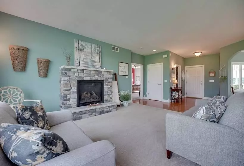 Blue Birds Perch: Stunning Home On Private Hilltop