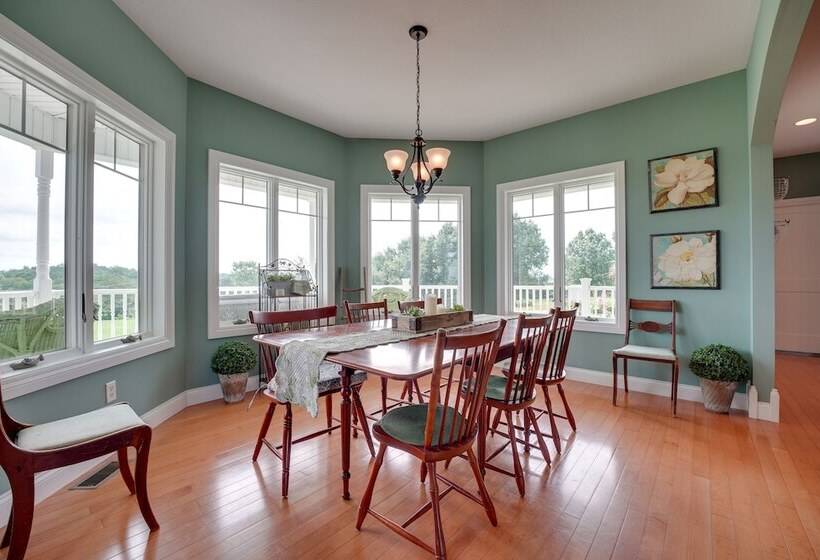 Blue Birds Perch: Stunning Home On Private Hilltop