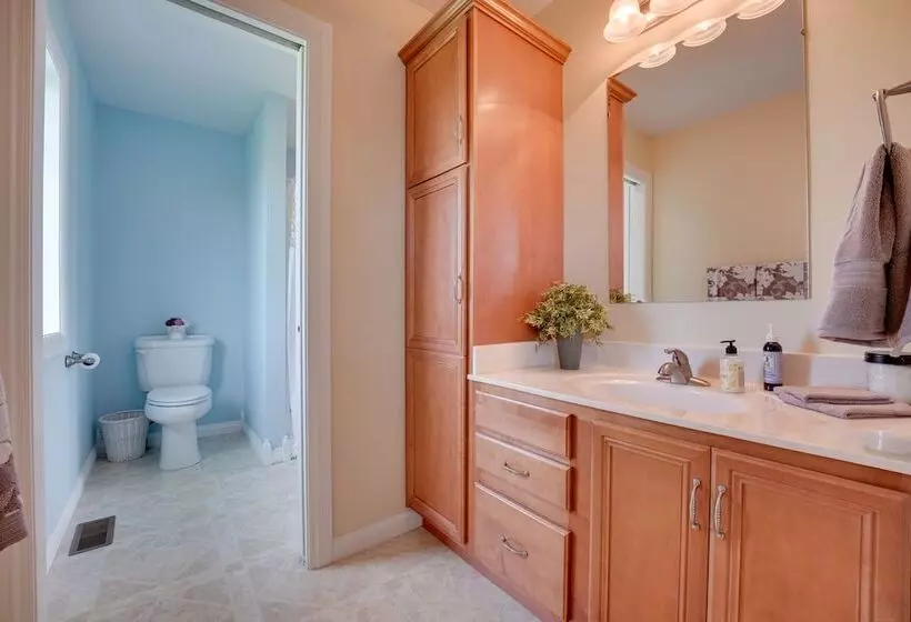 Blue Birds Perch: Stunning Home On Private Hilltop