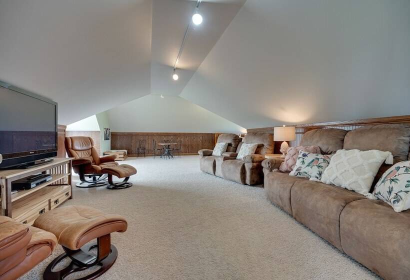 Blue Birds Perch: Stunning Home On Private Hilltop