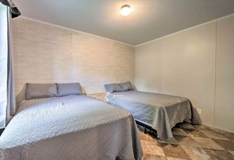 Cozy Cassopolis Cabin, Near Parks & Golfing!