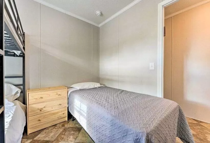 Cozy Cassopolis Cabin, Near Parks & Golfing!