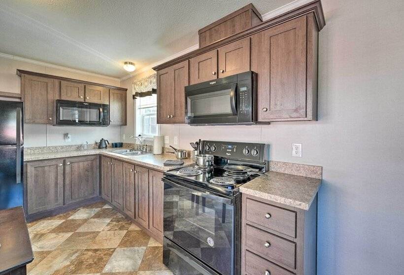 Cozy Cassopolis Cabin, Near Parks & Golfing!