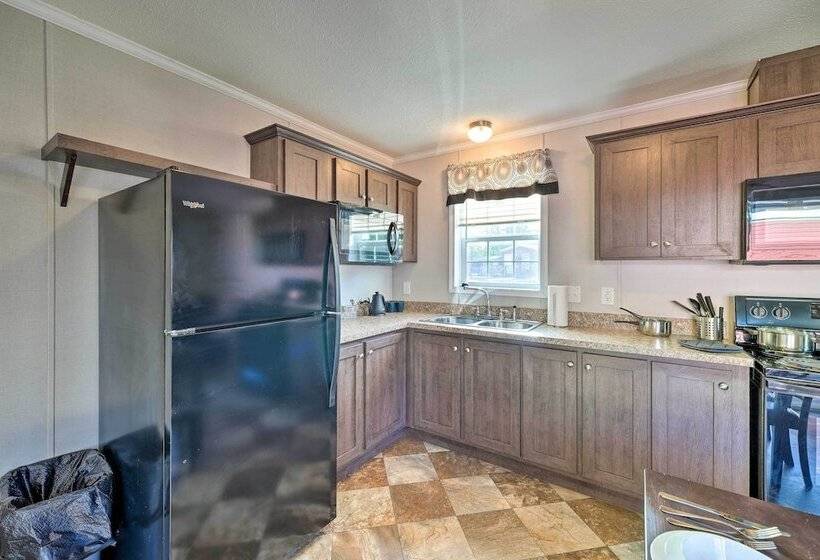 Cozy Cassopolis Cabin, Near Parks & Golfing!