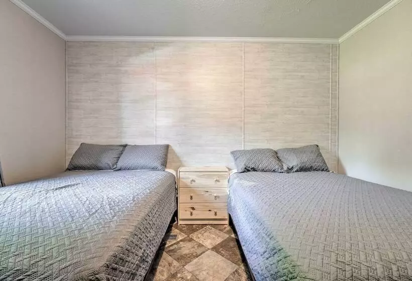 Cozy Cassopolis Cabin, Near Parks & Golfing!