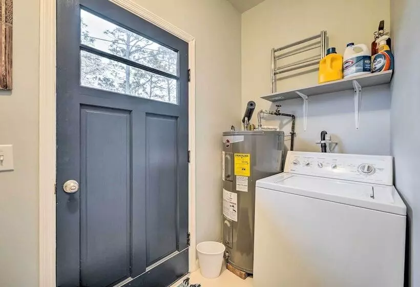 Cozy Wilmington Vacation Rental: 10 Mi To Beach!