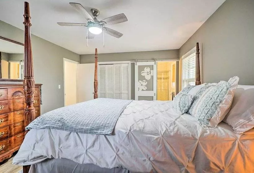 Cozy Wilmington Vacation Rental: 10 Mi To Beach!