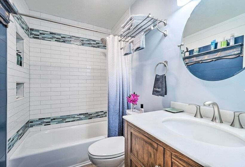 Cozy Wilmington Vacation Rental: 10 Mi To Beach!