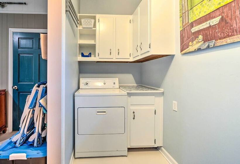 Cozy Wilmington Vacation Rental: 10 Mi To Beach!