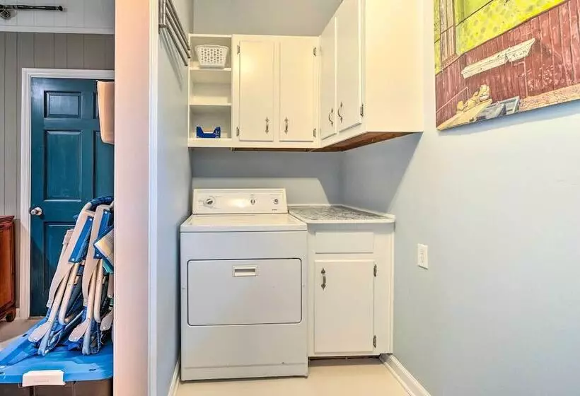 Cozy Wilmington Vacation Rental: 10 Mi To Beach!