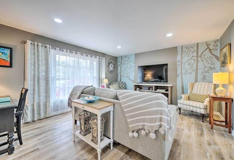 Cozy Wilmington Vacation Rental: 10 Mi To Beach!