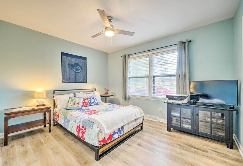 Cozy Wilmington Vacation Rental: 10 Mi To Beach!