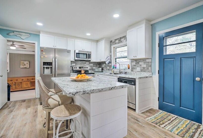 Cozy Wilmington Vacation Rental: 10 Mi To Beach!