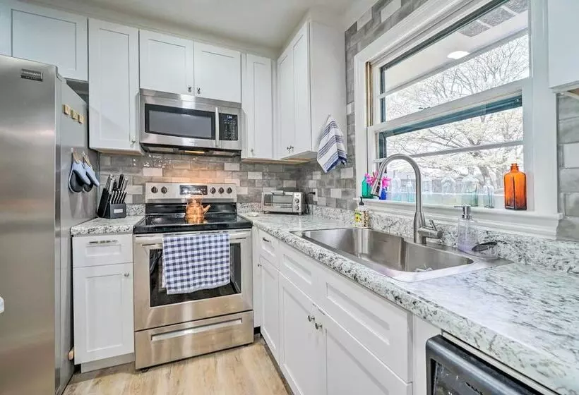 Cozy Wilmington Vacation Rental: 10 Mi To Beach!