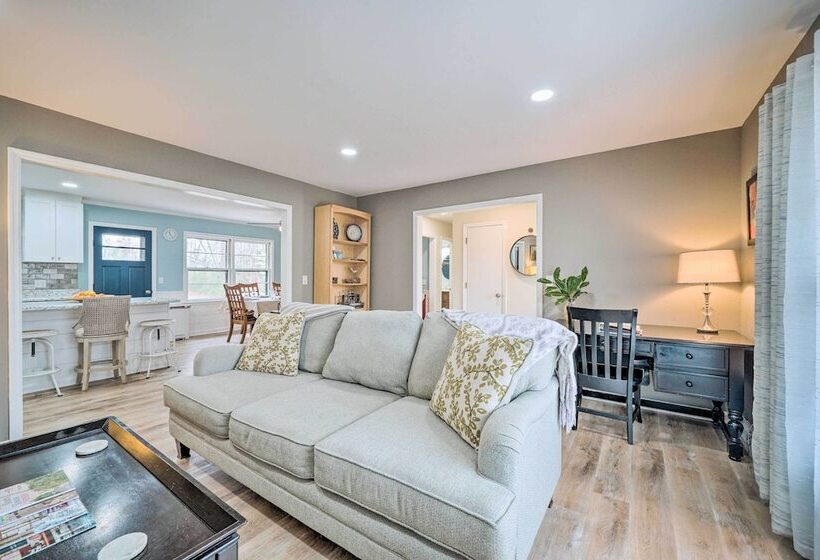 Cozy Wilmington Vacation Rental: 10 Mi To Beach!