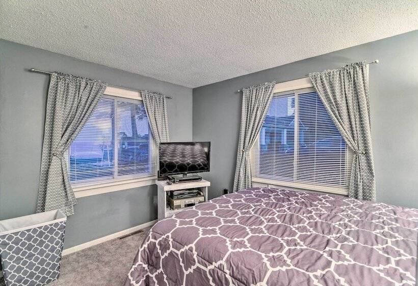 East Tawas Cabin W/ Lake Huron Access & Views