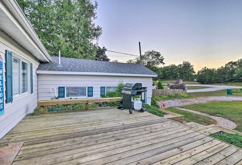 East Tawas Cabin W/ Lake Huron Access & Views