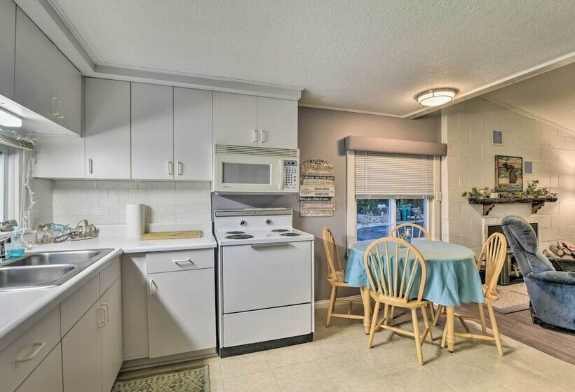 East Tawas Cabin W/ Lake Huron Access & Views