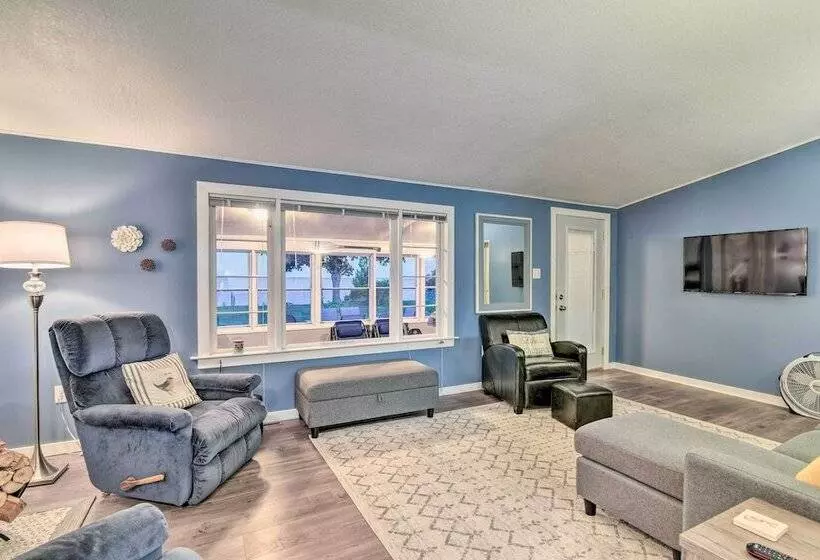 East Tawas Cabin W/ Lake Huron Access & Views