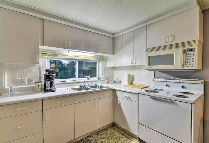 East Tawas Cabin W/ Lake Huron Access & Views