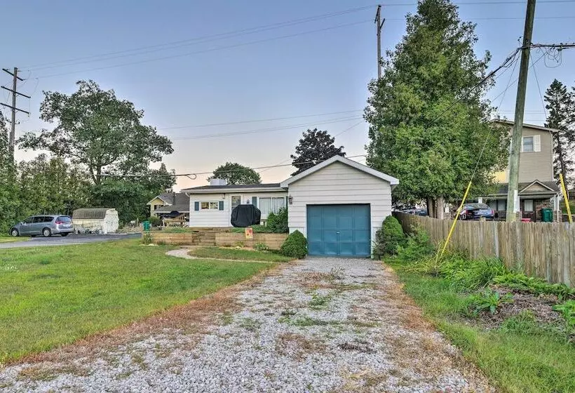 East Tawas Cabin W/ Lake Huron Access & Views