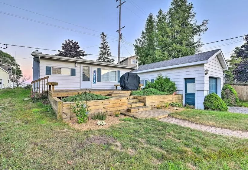 East Tawas Cabin W/ Lake Huron Access & Views