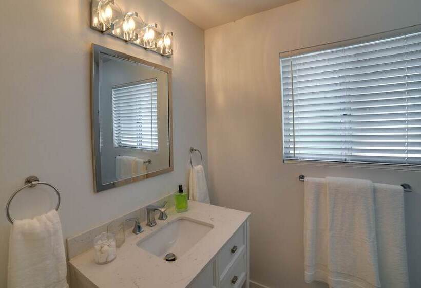 Fallbrook Home W/ Mountain Views: Close To Hiking!