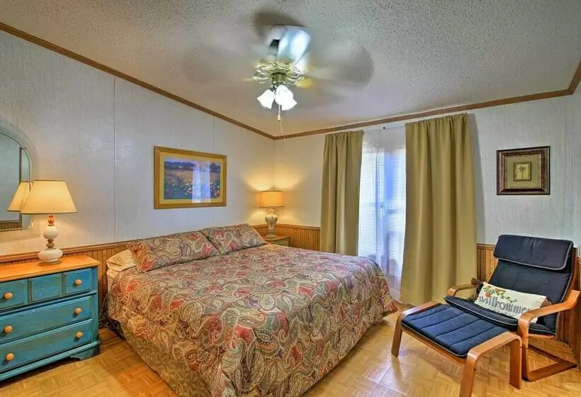 Utopia Family Home W/ Mountain Viewing Deck!