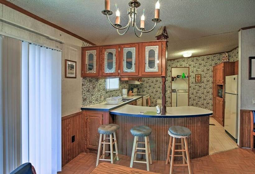 Utopia Family Home W/ Mountain Viewing Deck!