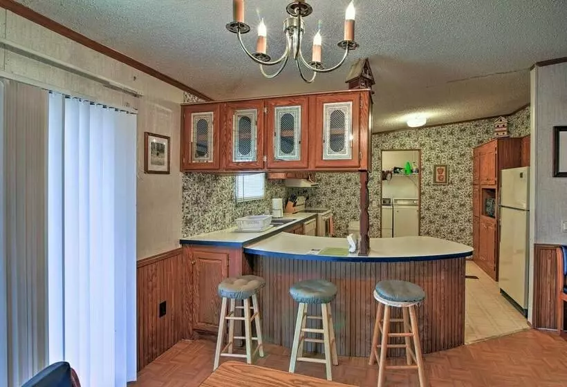 Utopia Family Home W/ Mountain Viewing Deck!