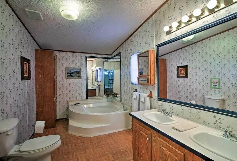 Utopia Family Home W/ Mountain Viewing Deck!